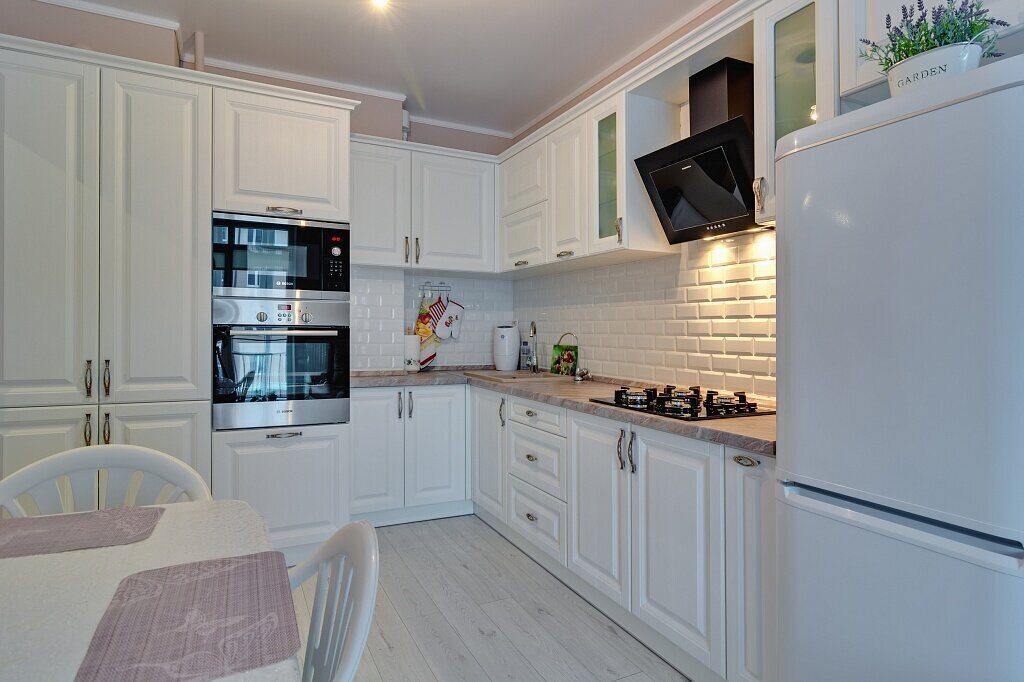 Белые кухни с деревянной столешницей и черной техникой фото в интерьере