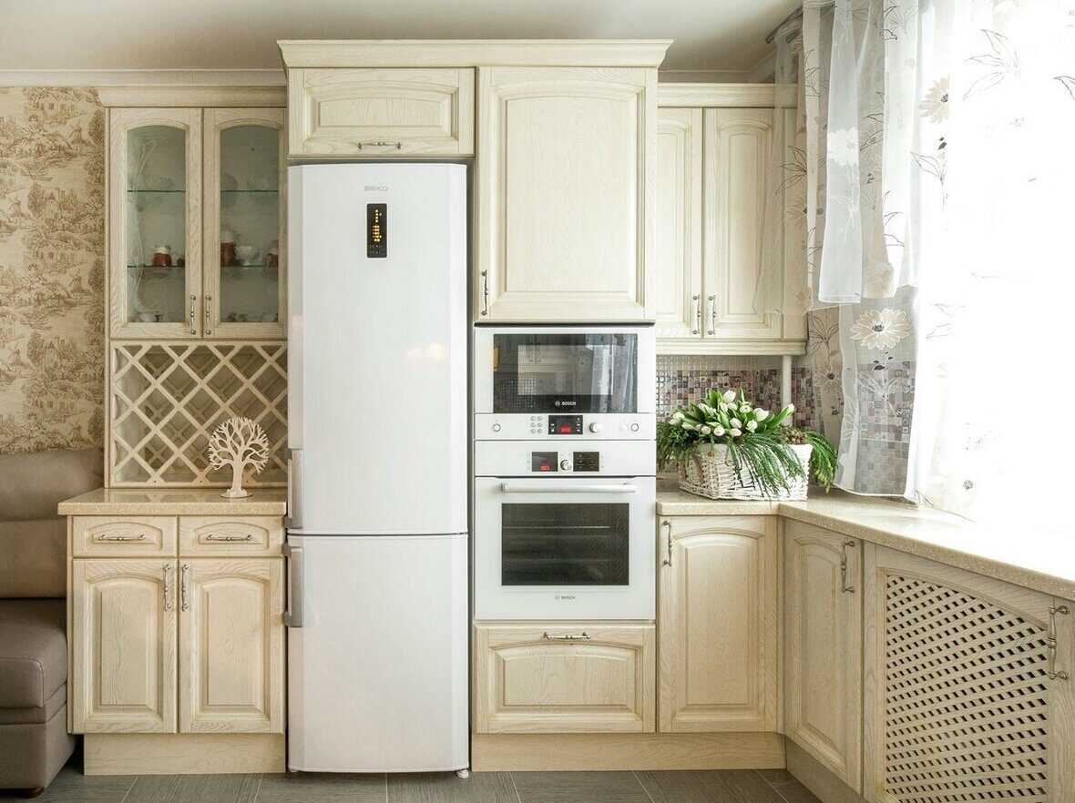 бежевый холодильник в интерьере белой кухни