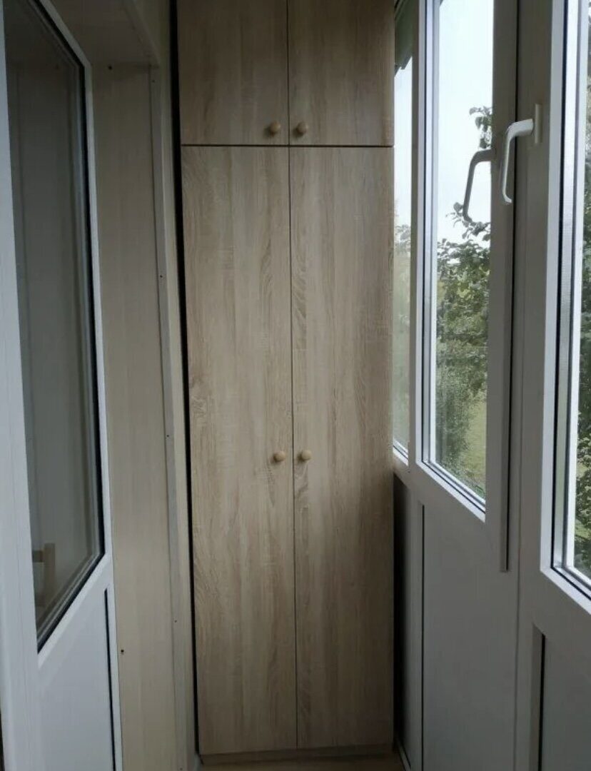 распашные двери шкафа на балконе